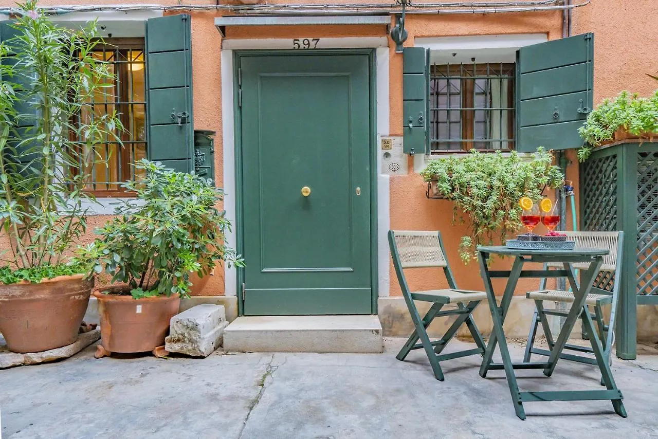 Lo Squero 1 The Secret Courtyard In Dorsoduro Apartment Venice Italy