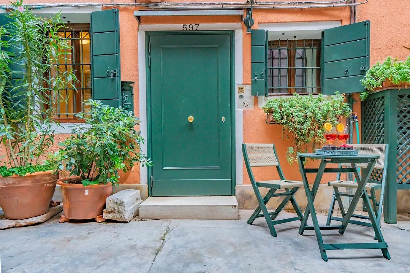 Lo Squero 1 The Secret Courtyard In Dorsoduro Apartment Venice