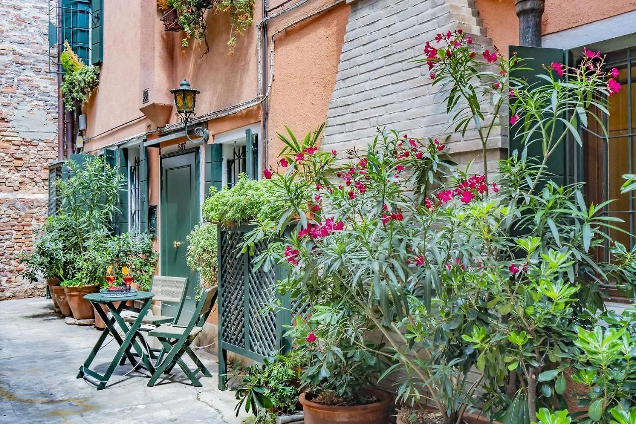 Ferienwohnung Lo Squero 1 The Secret Courtyard In Dorsoduro Venedig